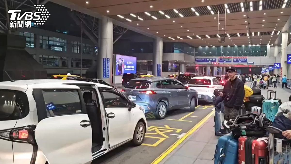 過年前一天桃園機場接送區擠滿車。(圖/TVBS)