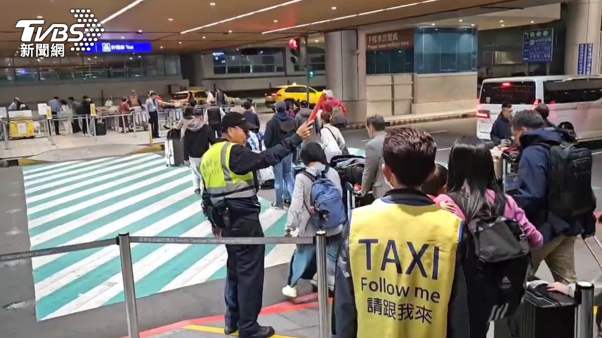 旅客出海關拿到行李要等一個小時。(圖/TVBS)