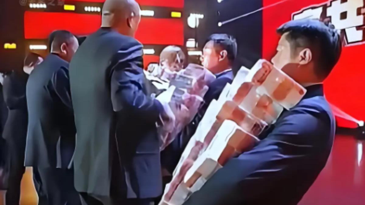 2022年河南礦山年會,員工依序上台領取年終獎,最低人民幣100萬元,最高500萬元。(圖/翻攝自鳳凰網)