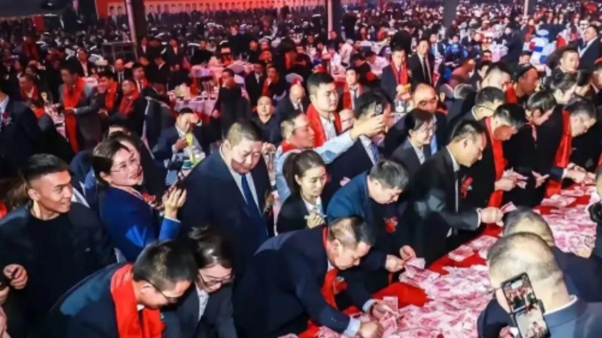 河南礦山集團每年的年會都引發大量網友關注,今年席開800桌,共7000人共襄參與。(圖/翻攝自鳳凰網)