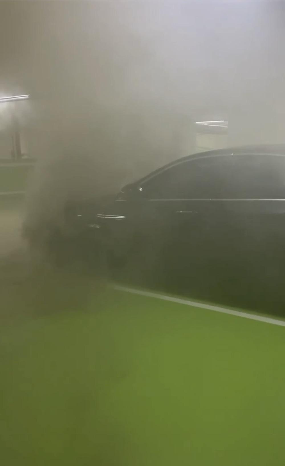 地下停車場當時煙霧瀰漫。(圖/TVBS)