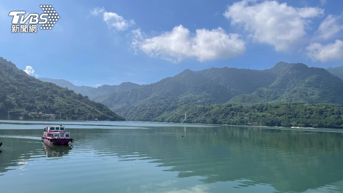 搭遊艇暢遊石門水庫。(圖/桃園市觀旅局)