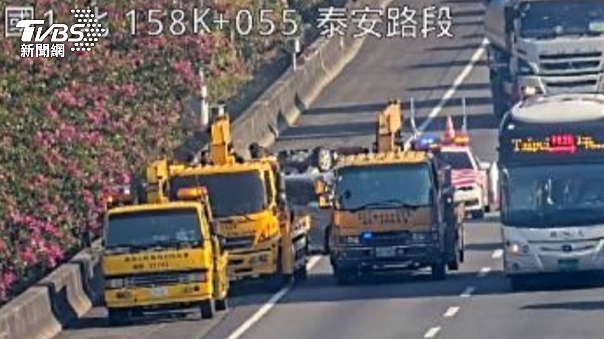 快訊/年假首日就出事!國1泰安段兩車追撞翻車 回堵約2公里