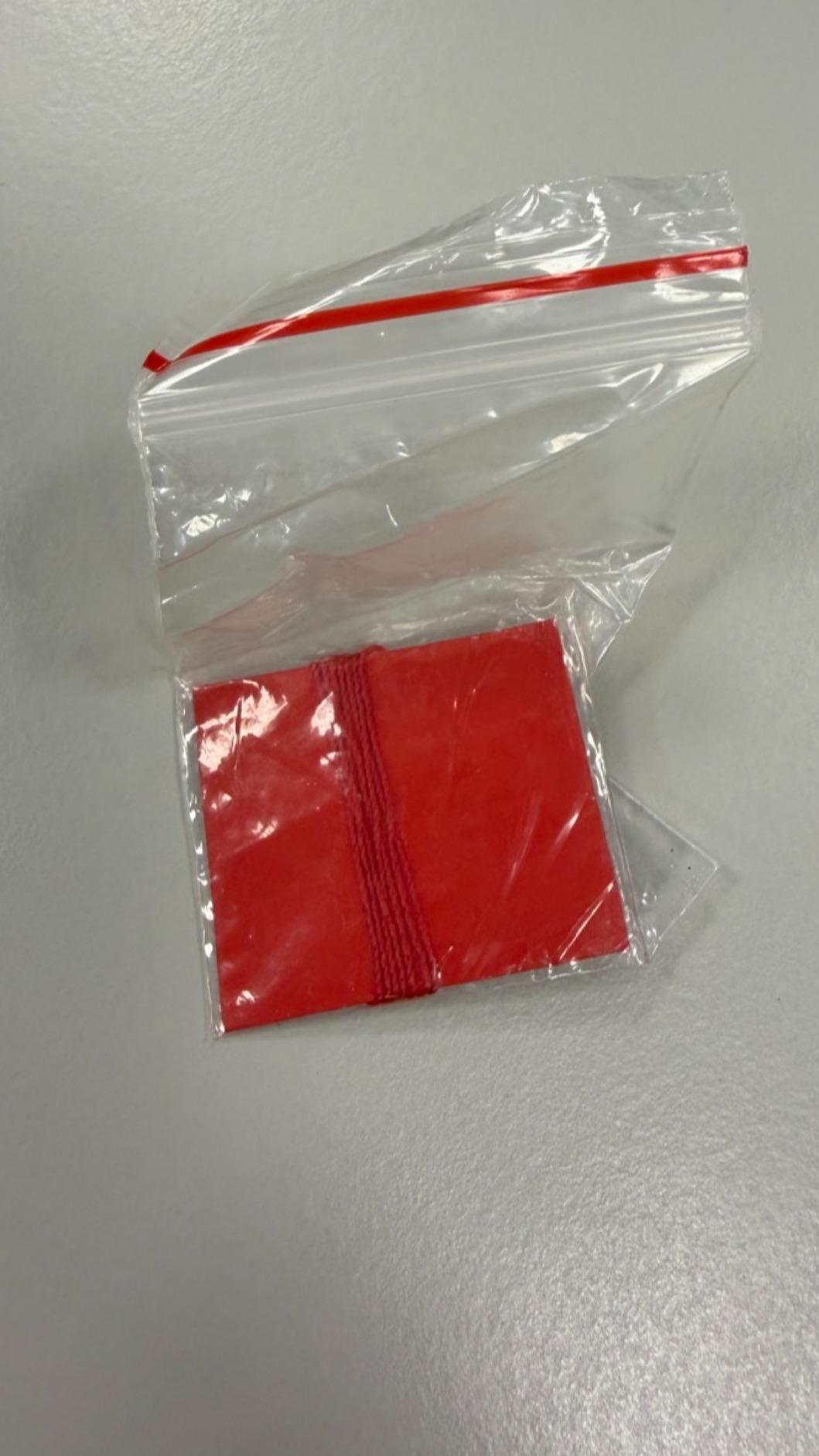 王老師最後提醒,紅線不要綁在手上,因為會容易弄斷,表示「斷了好姻緣」。(圖/讀者提供)