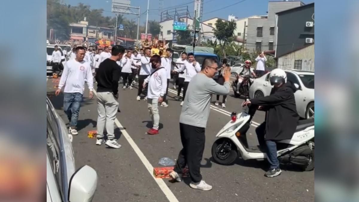 警方到場勸導,因為廟會把鞭炮沿路放在路中央,一一施放,彩色煙霧不停直竄天際(圖/翻攝臉書@陳信亞追廟會)