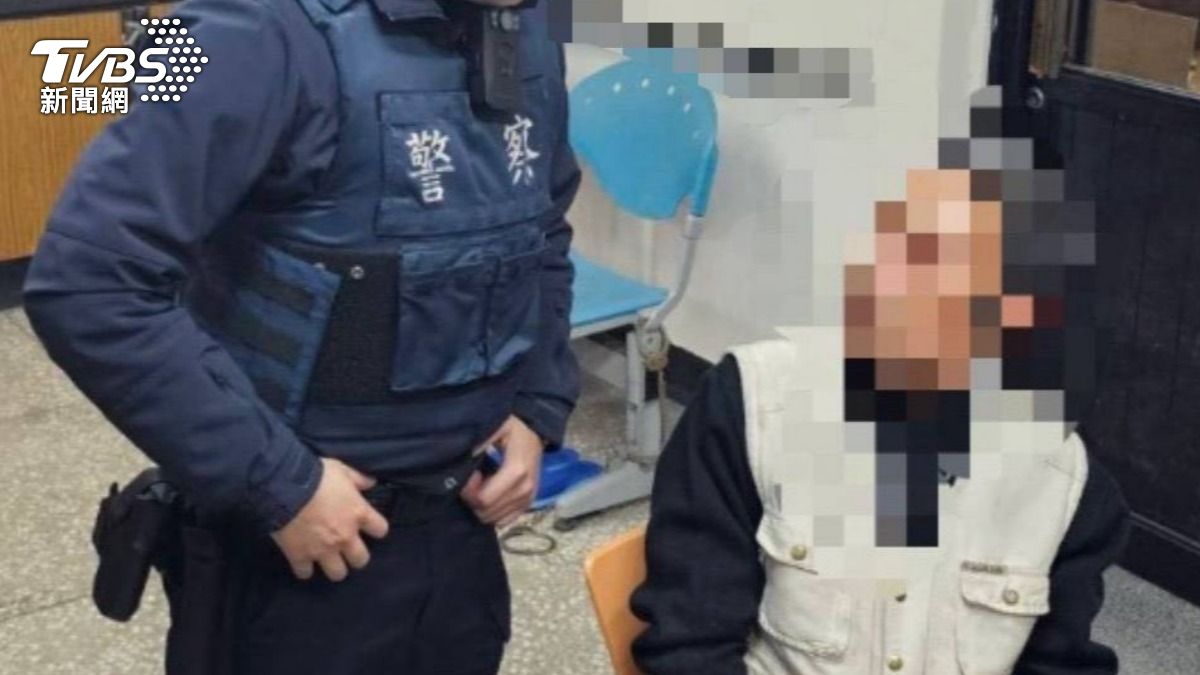 警方在附近便利商店查獲帶回男子。(圖/TVBS)
