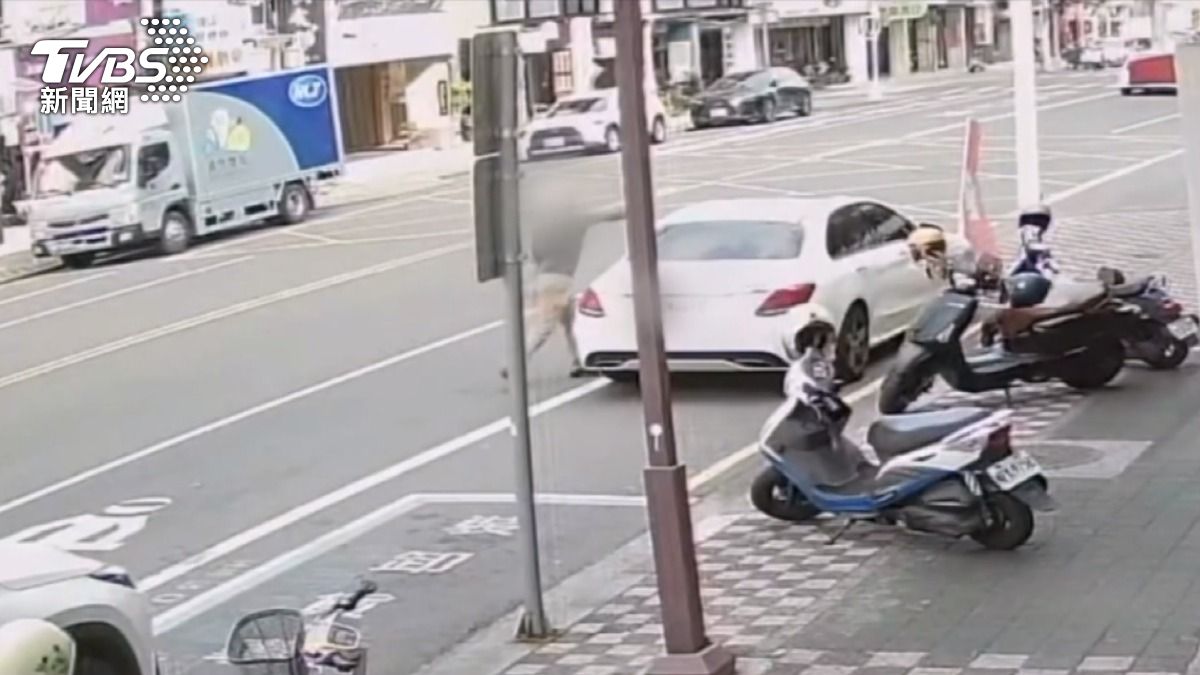 屏東民生路上出現一名男子亂丟針筒,有車主控訴車頂被丟車筒、石頭(圖/翻攝Threads_ans_615)