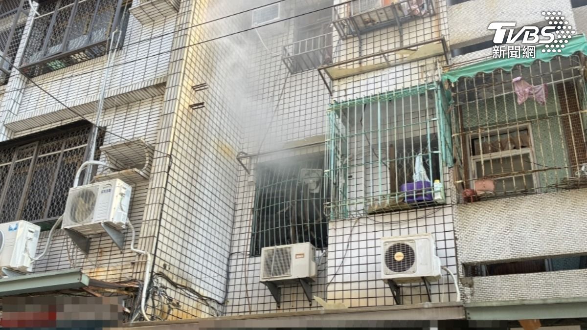 高雄中泰街上午9點多發生氣爆,現場一度冒出火煙,整個窗框被炸到變形,玻璃碎片四散(圖/TVBS)