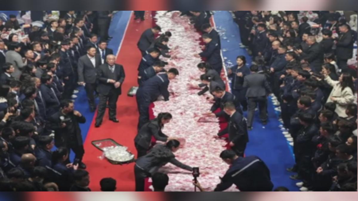 大陸河南省礦山起重機有限公司大手筆，豪撒約台幣2.7億，限定時間內讓員工數錢，數多少就搬多少回家。（圖／網路）
