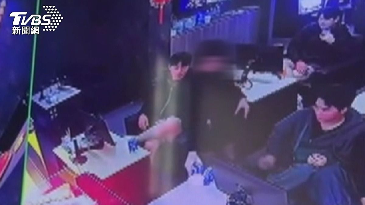 店家監視器影像在網路瘋傳,遊藝場業者幫球員澄清了,表示沒有被性騷,球員當時只是要拿飲料而已(圖/TVBS)