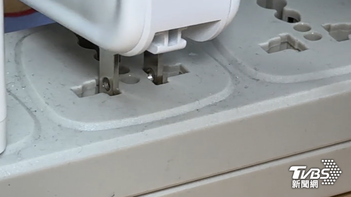 3C達人建議，使用自備插頭的行動電源，盡量用在較緊密或平面的插座。（圖／TVBS示意畫面）