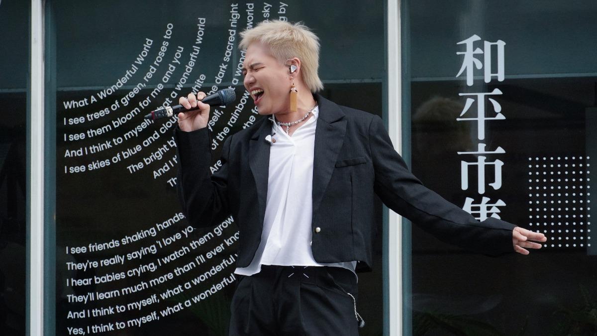 蔣玉傑在和平市集演唱時忍不住激動落淚。(圖/以馬內利音樂工作室提供)