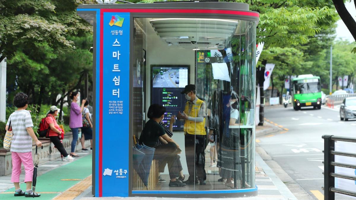 南韓設置「智慧候車亭」提供室內空間讓民眾休息。（圖／翻攝自首爾城東區政府官網）