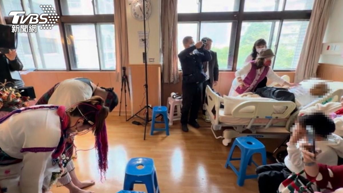 病房成為婚禮現場，癌末父見證女兒完婚。（圖／TVBS）