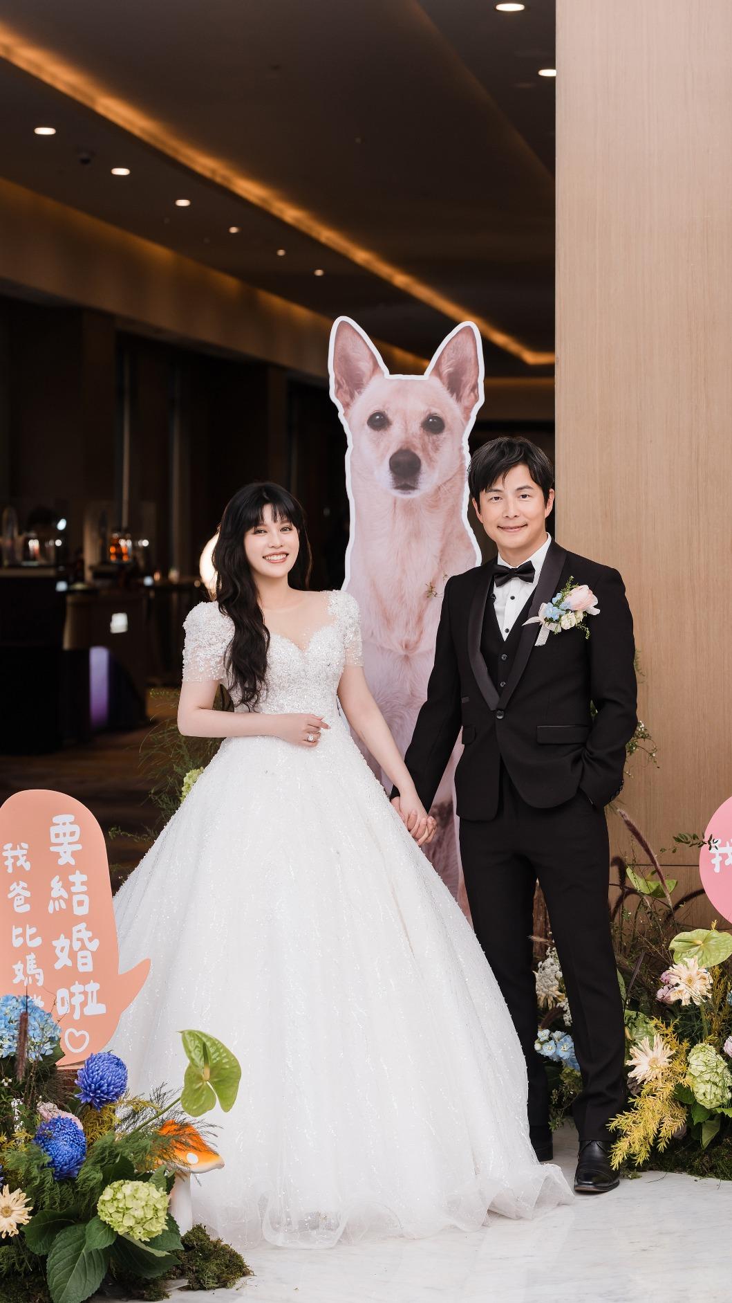 孫協志、夏宇童婚禮準備愛犬大型看板。(圖/經紀人提供)