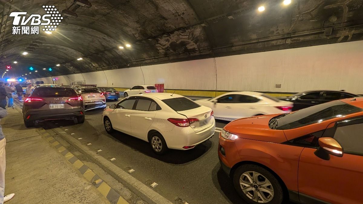 返鄉小心!國3蘭潭隧道「8車連環撞」 20餘民眾遭波及