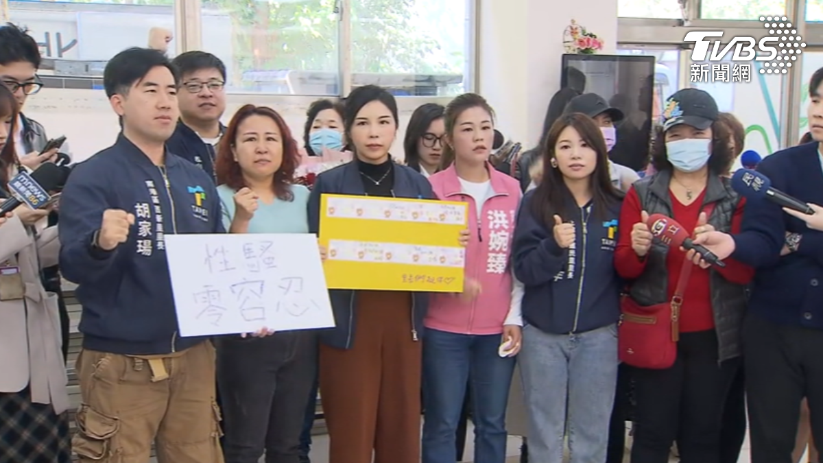 支持者到場高喊加油,洪佳君強調已完成報案程序,句句屬實。(圖/TVBS)