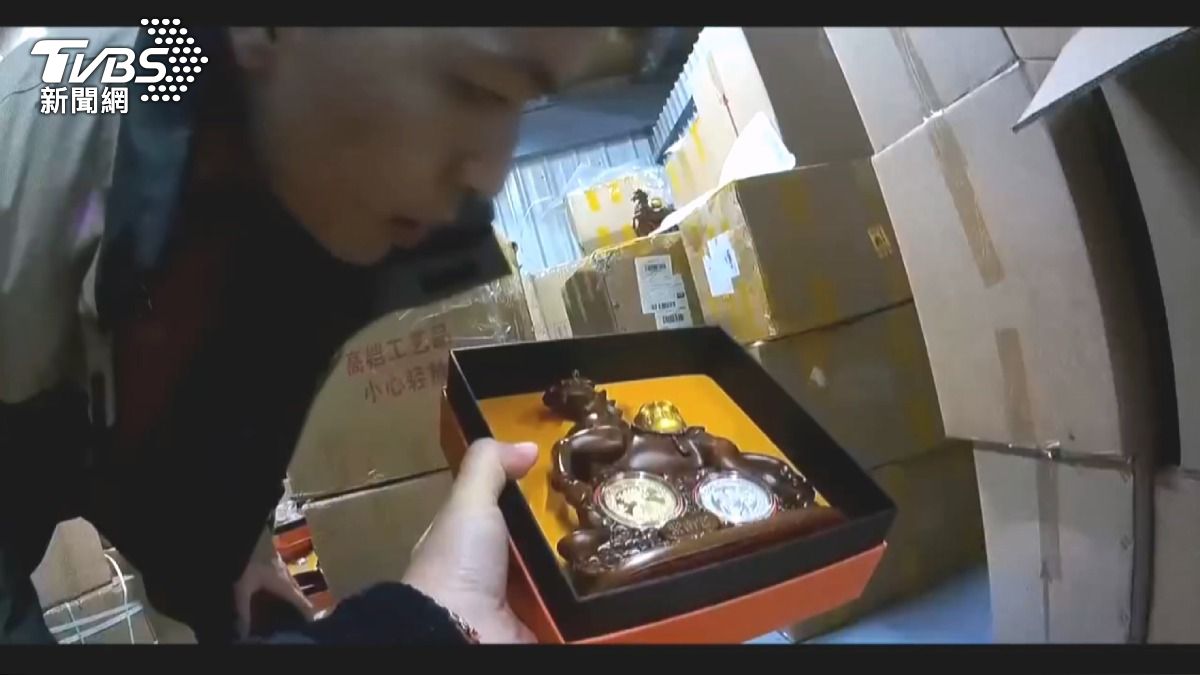 這批假錢母與正版有明顯差異，最容易辨識的是套幣上的字體 。(圖／TVBS)