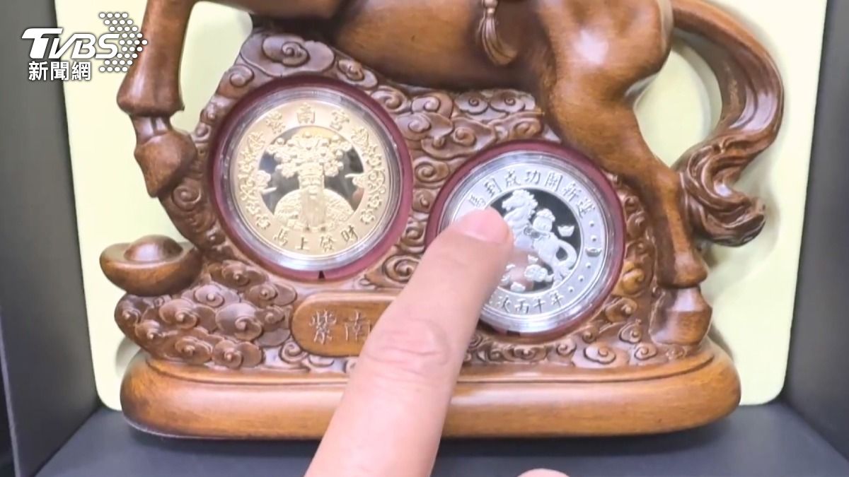 正版馬的牙齒立體明顯，盜版則平滑無牙 。(圖／TVBS)
