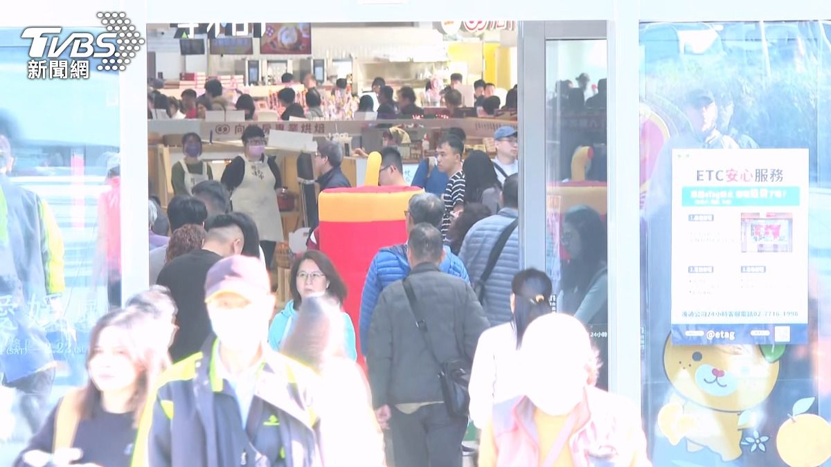 清水休息區預估過年總流量將高達40萬人次,店家備貨量比平時假日多出6倍迎接人潮 。(圖/TVBS)