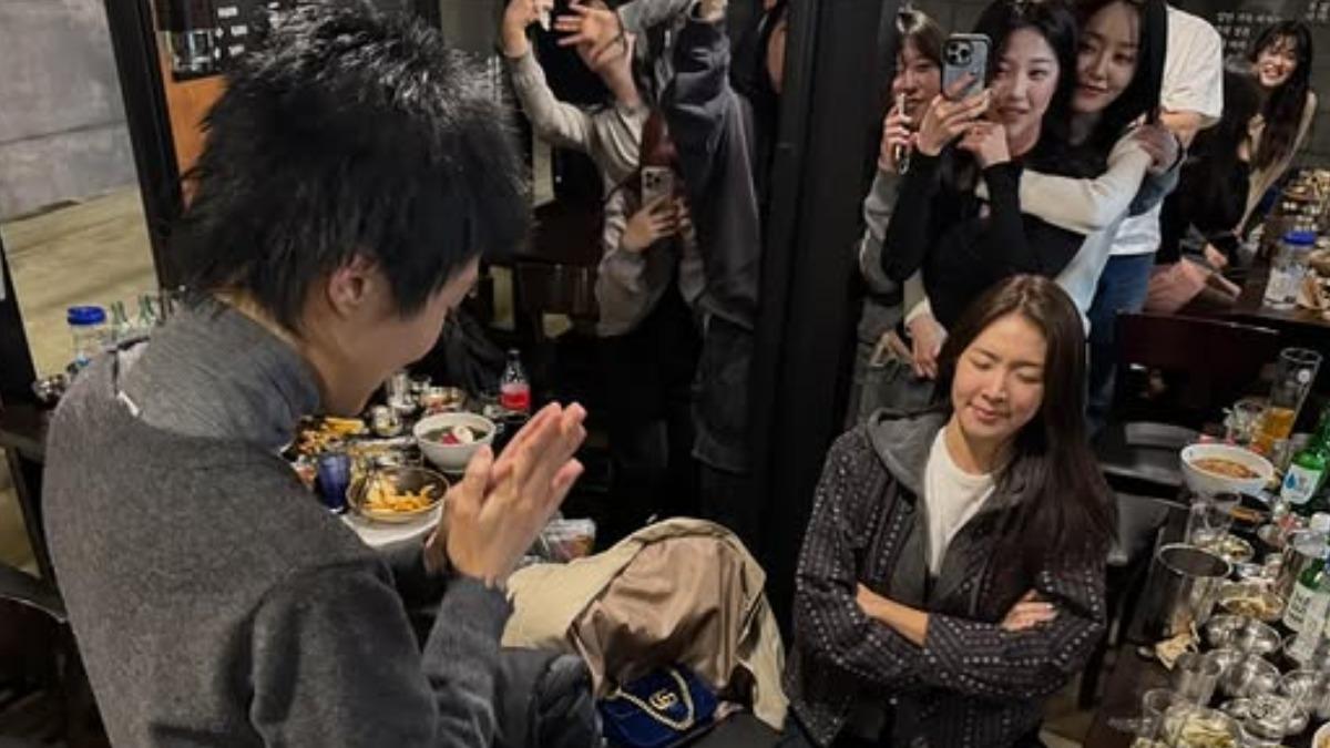 現場引起許多人吃瓜圍觀,紛紛拿出手機拍照。(圖/翻攝自IG@jinkyunghong)