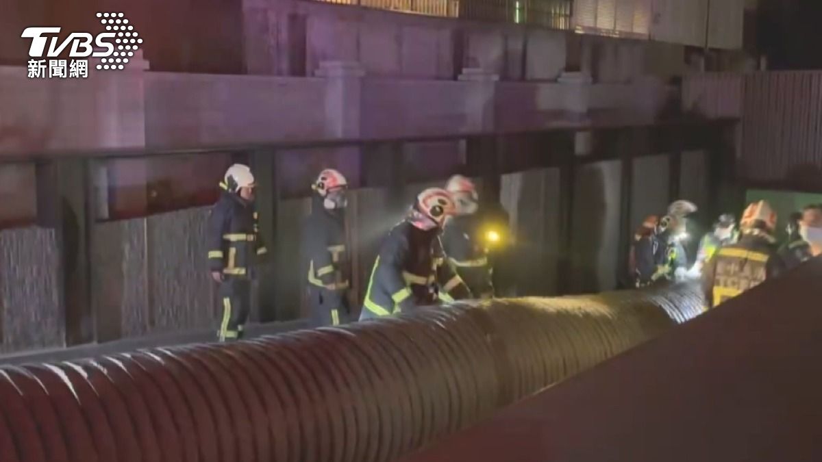 台中社區停車場深夜竄火！15年休旅車燒毀，144人急撤離 。(圖／TVBS)