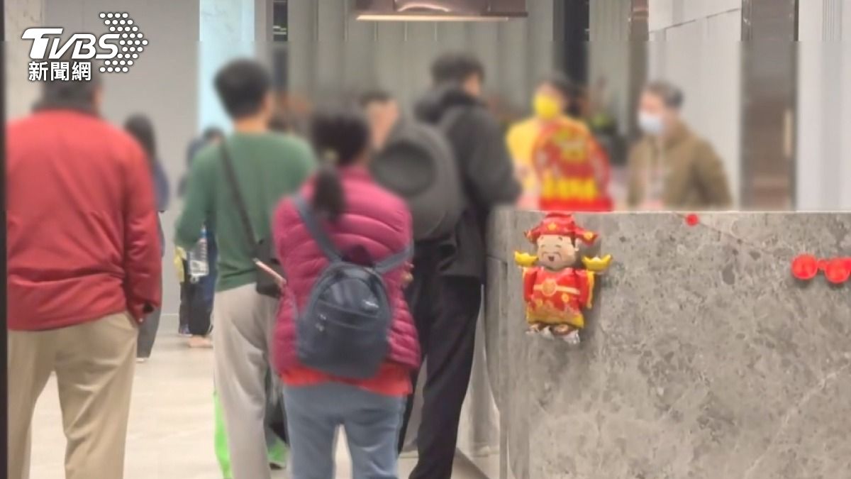 警消獲報後緊急疏散大樓內144名住戶至一樓避難。(圖／TVBS)