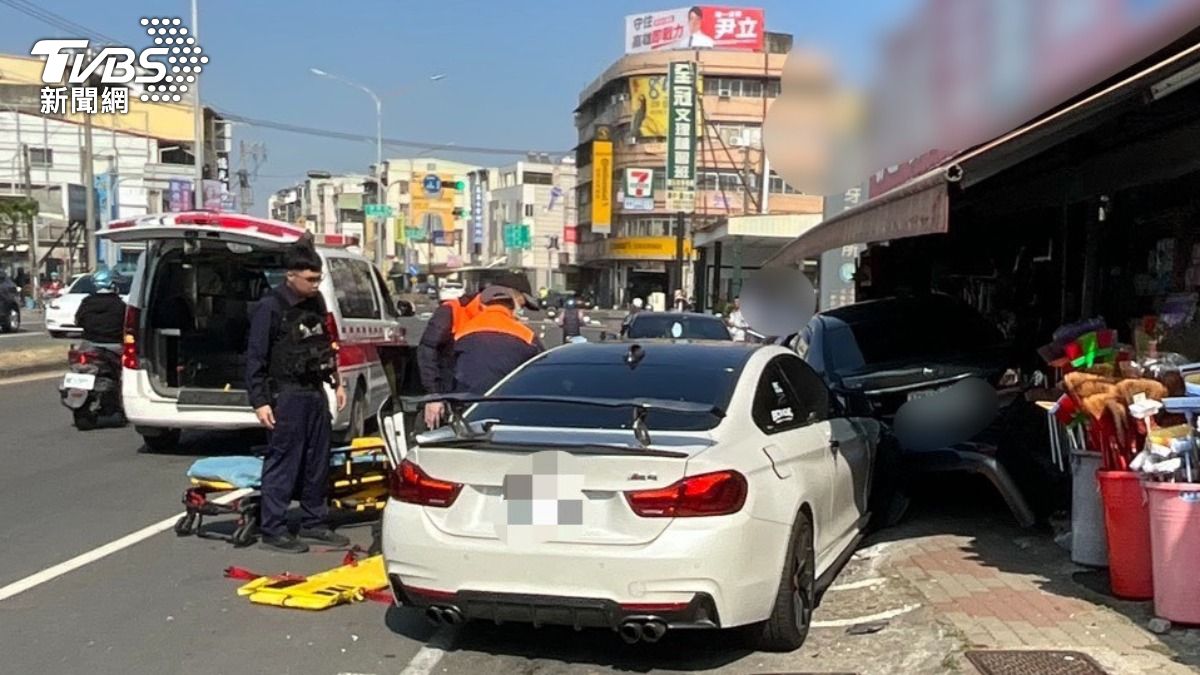 有片／驚悚畫面曝！BMW暴衝毀11車、撞進五金行　酒駕男慘了