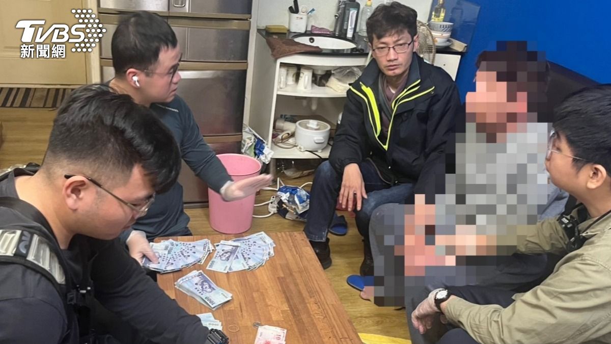 男子帶60萬搭台鐵遭竊，警急調百支監視器揪賊。（圖／TVBS）