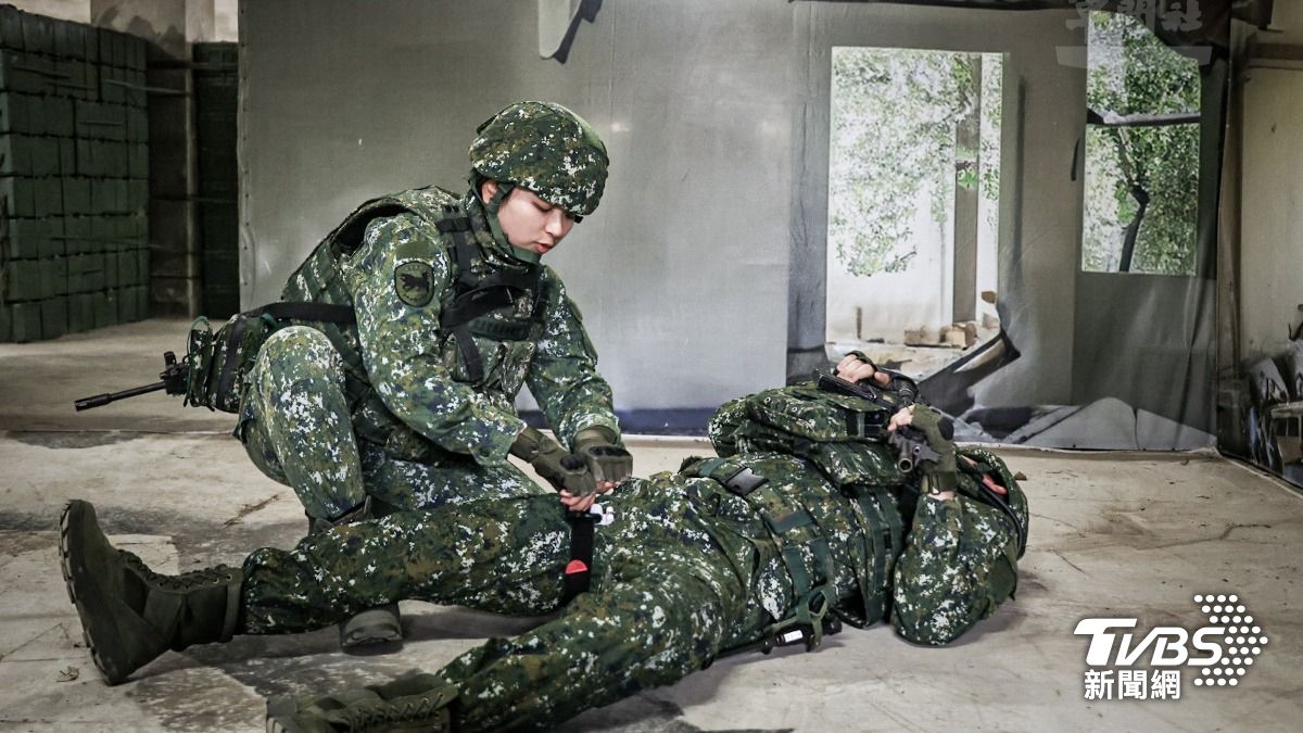 中彈速止血!戰場救命神器 開箱國軍「單兵戰傷急救包」