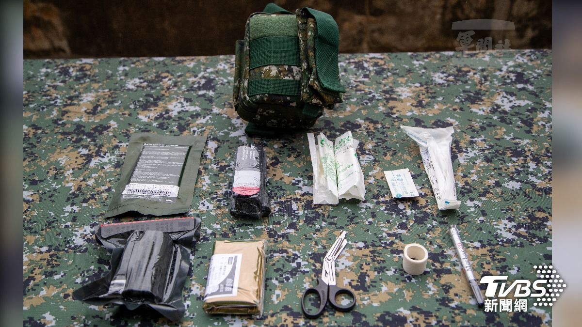 單兵戰傷急救包內所配賦的器材,涵蓋止血、包紮、呼吸道維持與保暖等基本需求。(圖/軍聞社)