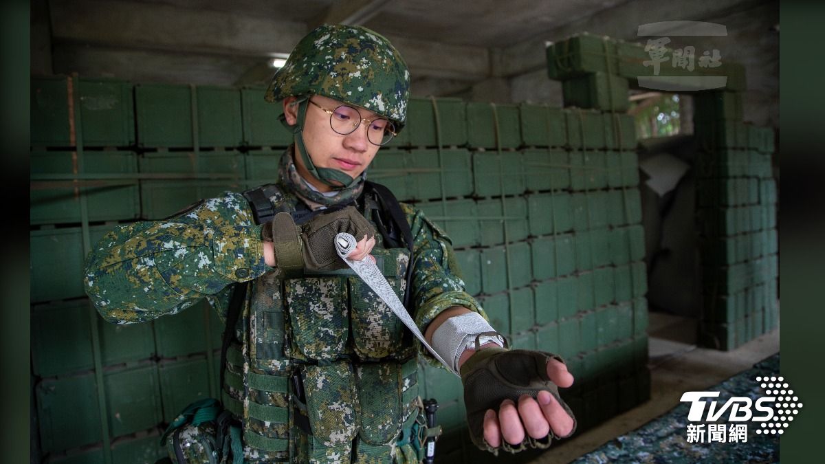 戰傷救護訓練透過反覆操作,降低緊張情緒對判斷的影響。(圖/軍聞社)