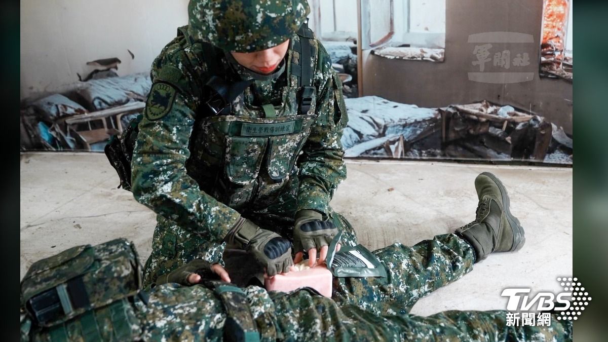 官兵於戰傷救護訓練中實施止血相關處置。(圖/軍聞社)