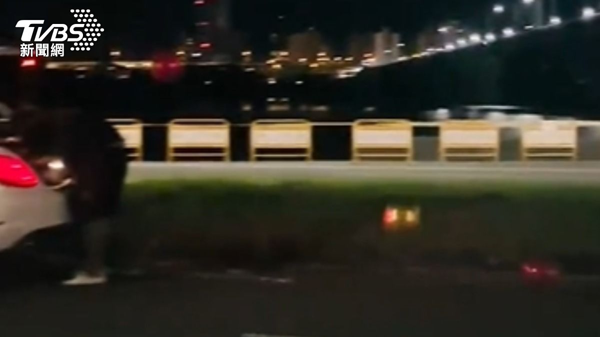 氣球浪漫告白完,情侶挨批亂丟垃圾閃人。(圖/TVBS)