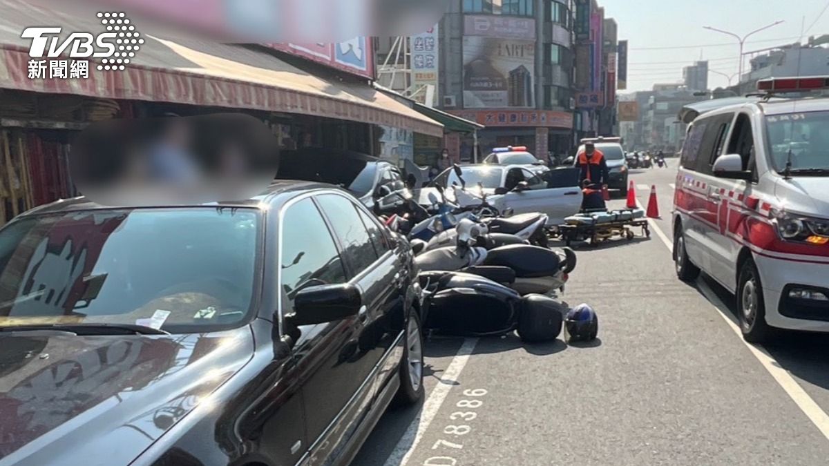 9部機車瞬間倒成一片，停在最前面的另一部黑色轎車也遭殃，賣場裡的顧客嚇得衝出來查看（圖／TVBS）