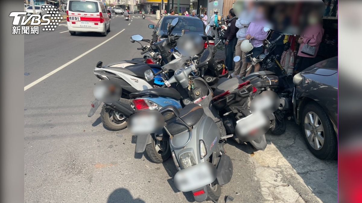 現場一片凌亂，挨撞自小客的車尾嚴重變形，機車骨牌般傾倒跌在一起，機車車主也很無奈，來買個東西也會被撞（圖／TVBS）