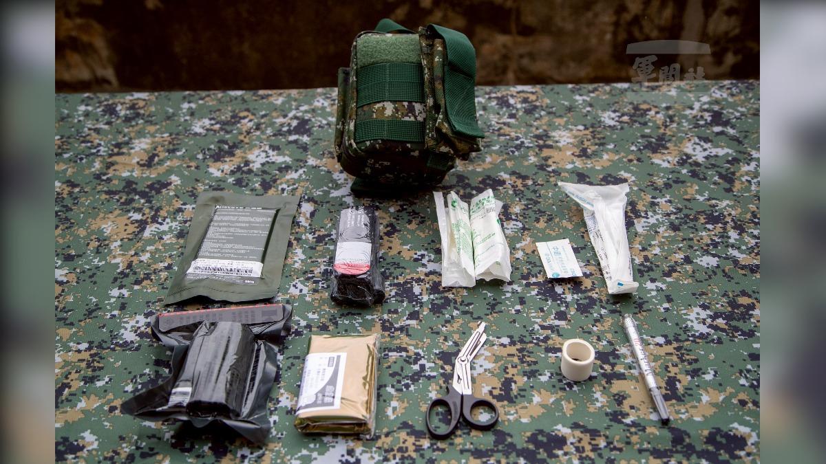 單兵戰傷急救包內所配賦的器材，涵蓋止血、包紮、呼吸道維持與保暖等基本需求。（圖／軍聞社）