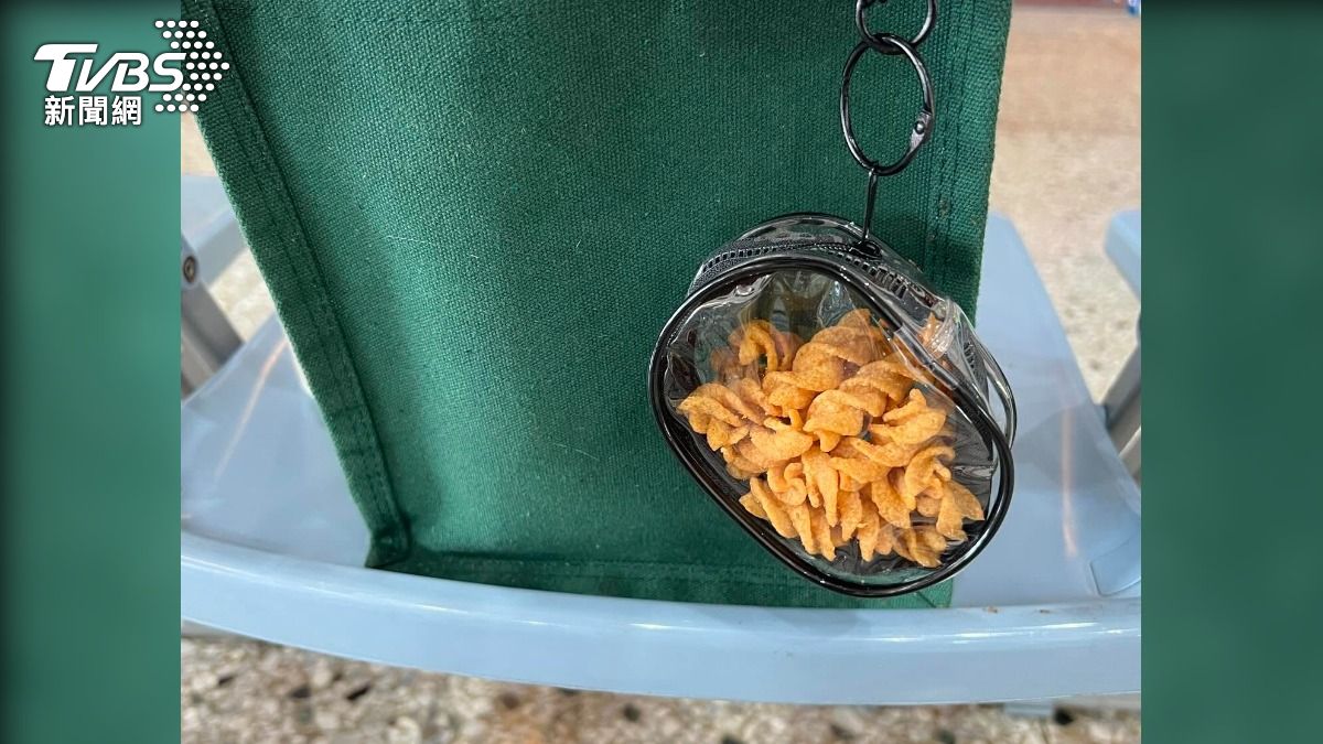 透明娃娃包不只曬娃,現在不少人將它拿來裝其他物品,甚至連零食餅乾也有。(圖/網友授權)