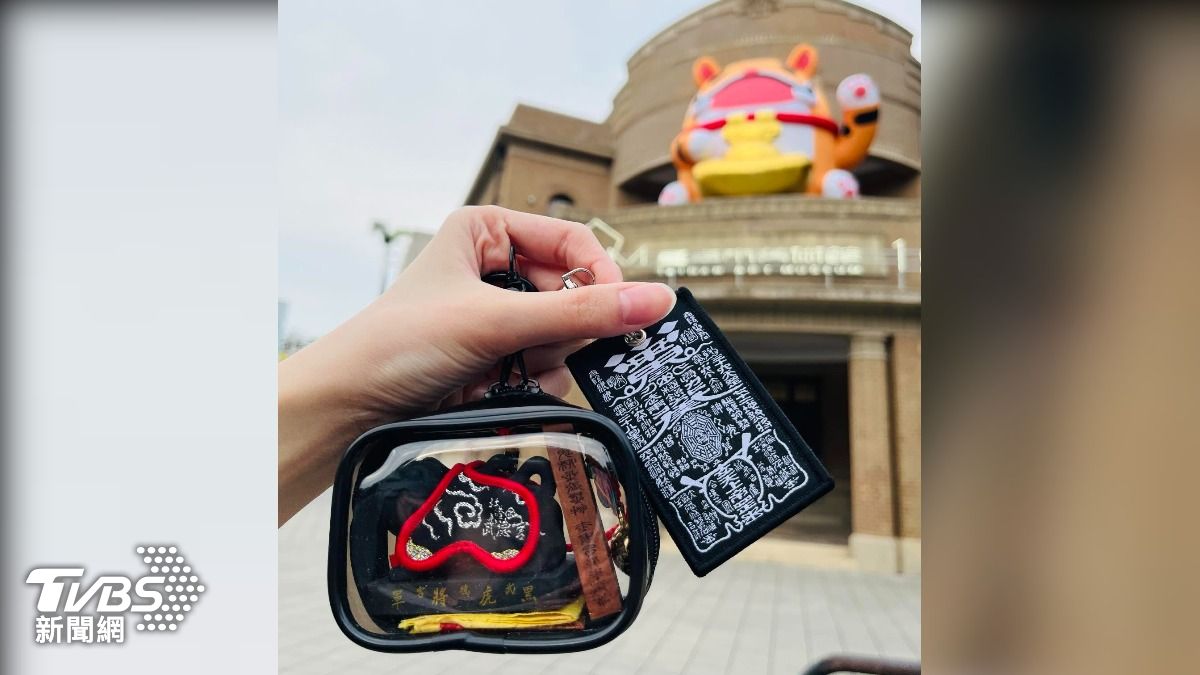 透明娃娃包不只曬娃,現在不少人將它拿來裝其他物品,甚至還有虎爺、媽祖等神明神像。(圖/網友授權)