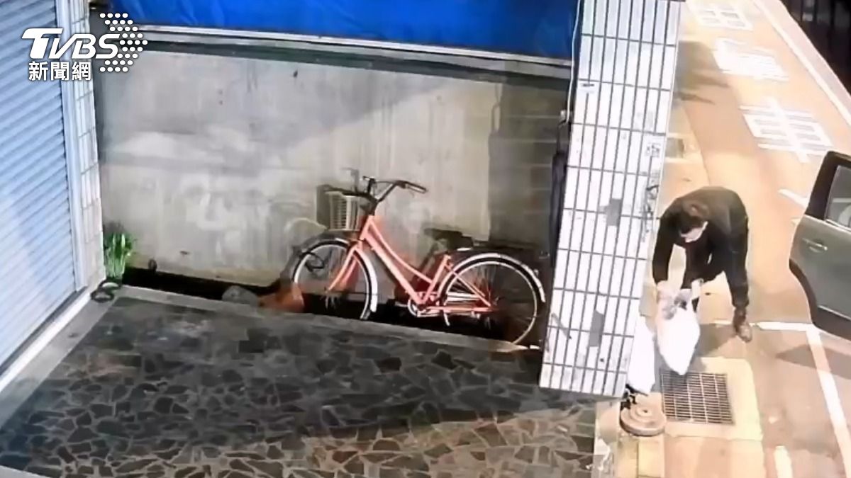 店家門口遭丟裝潢廢棄物,業者指控檢舉後,承辦人員態度消極。 (圖/TVBS)