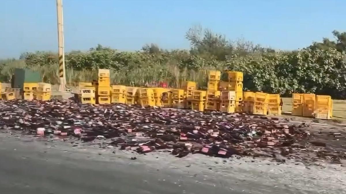貨車貨物未捆緊，米酒瓶散落一地，司機挨罰。 (圖／Threads @manuela5169 授權)
