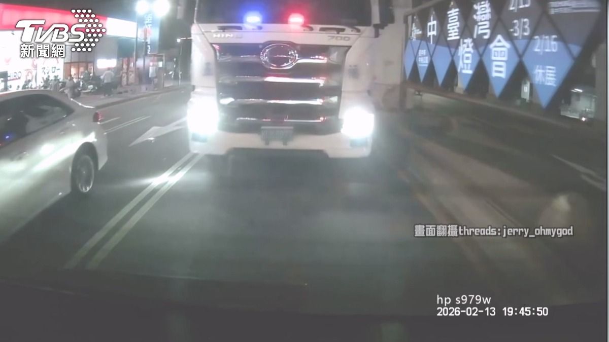 拖板車無視行人安全狂按喇叭闖紅燈（ＴＶＢＳ／圖）
