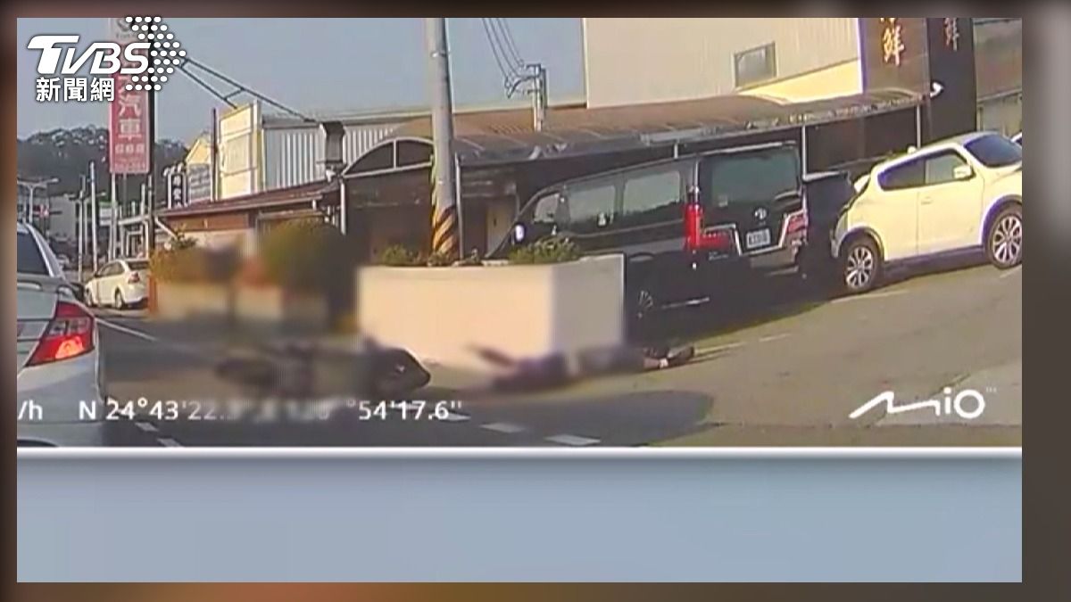 苗栗竹南行人橫越馬路害機車騎士閃避不及撞上（ＴＶＢＳ／圖）