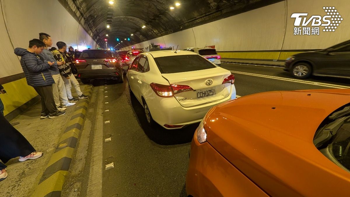 14號早上10點，國道三號南下嘉義市蘭潭隧道內，駕駛之間沒有保持距離發生八連撞（圖／TVBS）