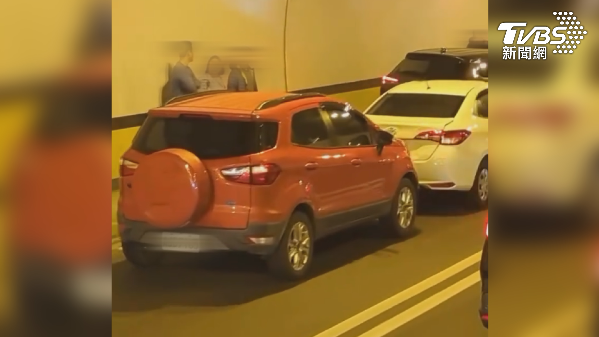 八連撞所有駕駛與乘客紛紛下車，害得連假行程大亂，其中一名乘客手腕挫傷，幸好沒有任何人受困車內（圖／翻攝Threads_roson0407）