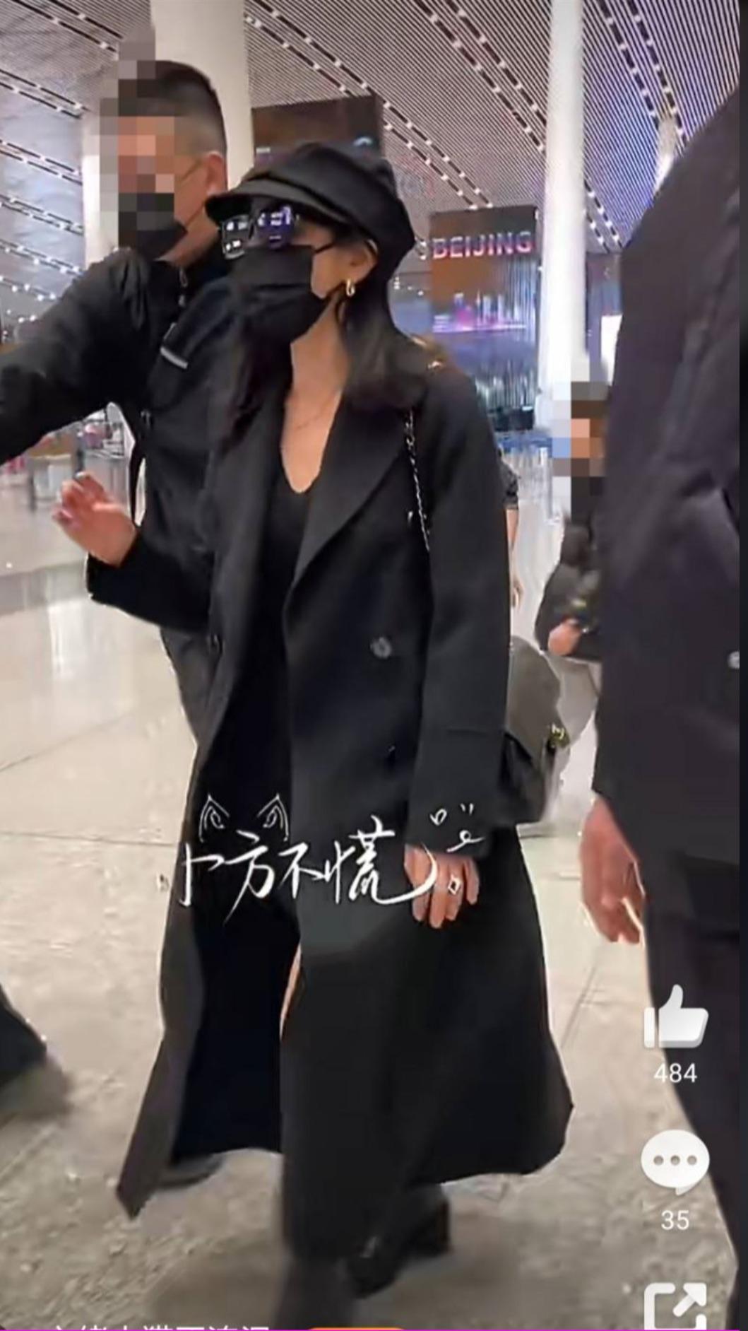 陳妍希全身包緊緊現身機場,被猜測獨自搭國際線返台。(圖/翻攝自微博)