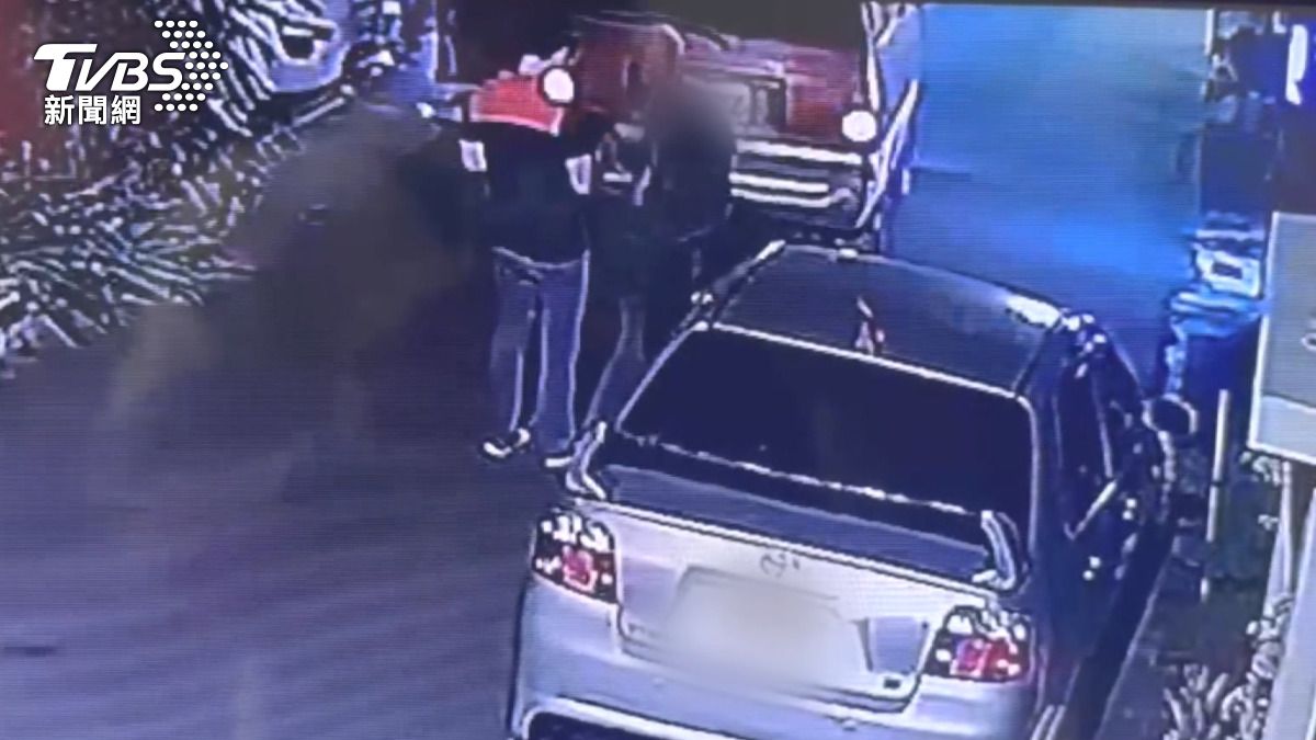 醉男巷內倒車「撞3次才停」!掏錢想私了 車主1舉動回應。(圖/警方提供)