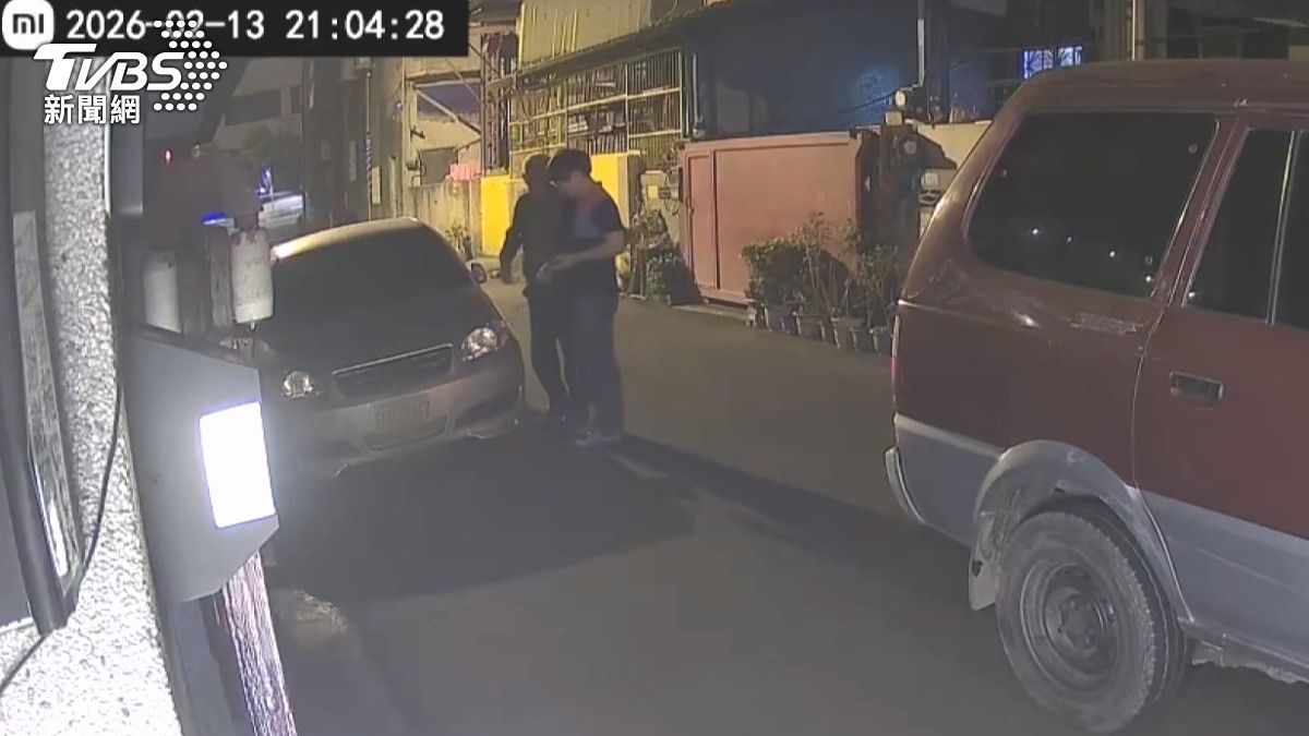 醉男倒車3次撞轎車 掏2千私了遭拒。(圖/警方提供)