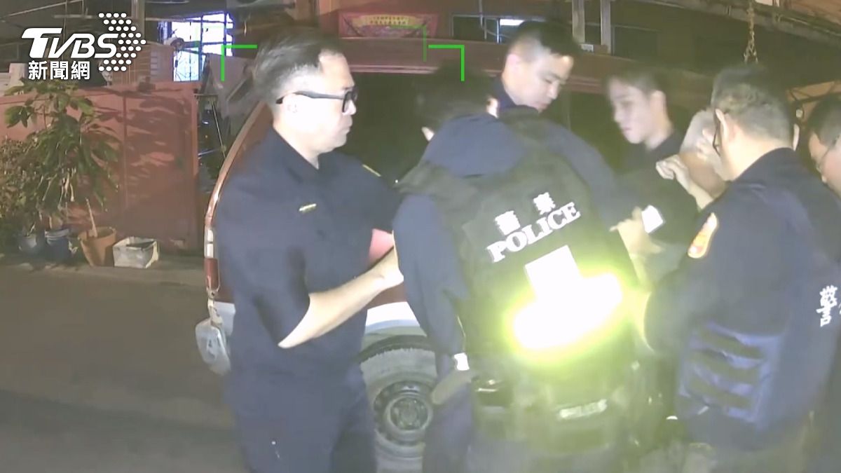 男子面對員警仍是講話顛三倒四、語意不清,明顯酒醉的狀態一覽無遺。(圖/警方提供)