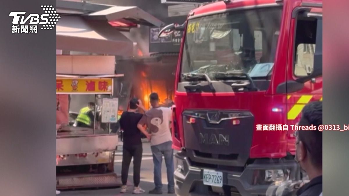 一度擔心湯包店內可能有店家或客人受傷受困,救援人員迅速展開搜救。(圖/畫面翻攝 threads@0313_bill)